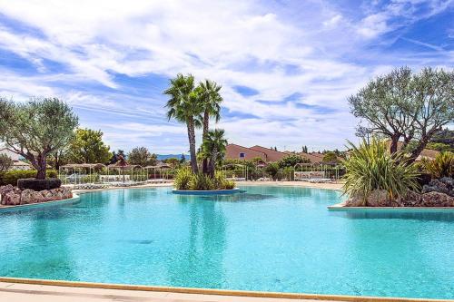 - une piscine d'eau bleue dans un complexe dans l'établissement Terraced House in Vidauban with Pool, à Vidauban