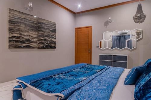 um quarto com uma cama grande e lençóis azuis em Royal FF,AC/Hygiene house 24/7 security modern em Karachi