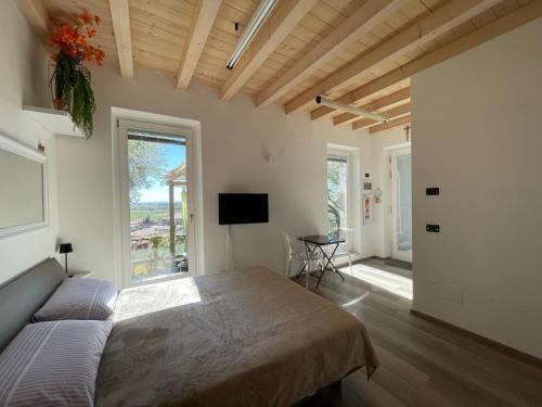 - une chambre avec un grand lit et une fenêtre dans l'établissement Garden Room, à Cavaion Veronese