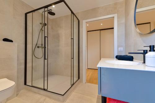 une salle de bain avec douche et lavabo dans l'établissement Appartement chic & chaleureux - cœur de ville, à Ajaccio