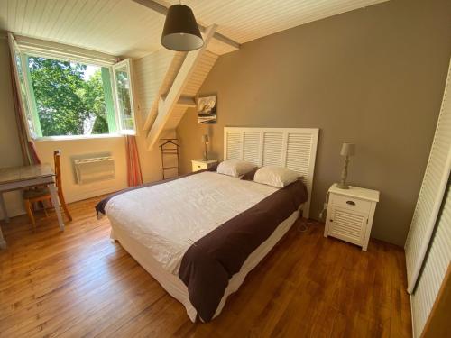 - une chambre avec un grand lit et une fenêtre dans l'établissement Holiday home, Moëlan sur Mer, à Moëlan-sur-Mer