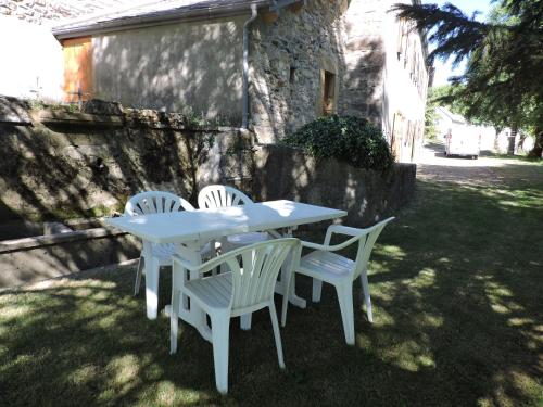 Mas-dʼOrcières的住宿－Gite au pied du mont Lozère 1，院子里的白色桌子和椅子