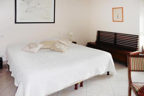 1 dormitorio con cama blanca y escritorio en Holiday home with sea view and panoramic view, Larmor-Baden, en Larmor-Baden