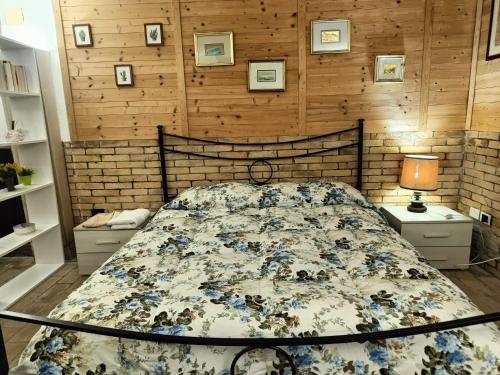 Un dormitorio con una cama con una colcha floral. en Taverna sul mare, en Francavilla al Mare