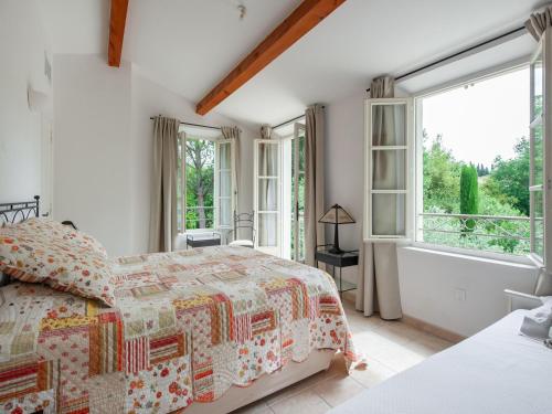 - une chambre avec un lit et de grandes fenêtres dans l'établissement Modern Villa in Gassin with Swimming Pool, à Saint-Tropez