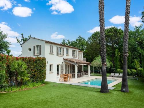 une maison avec une piscine et une cour dans l'établissement Villa in Gassin near Sandy Beaches, à Saint-Tropez