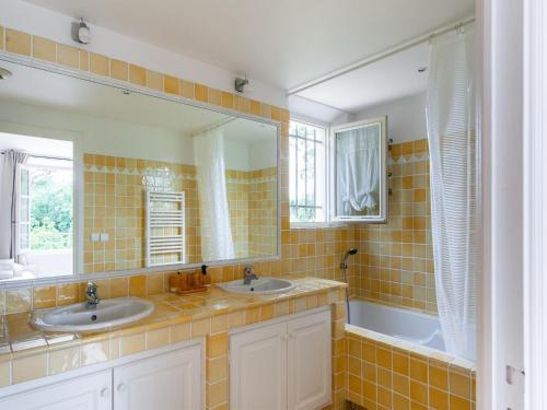 bagno con 2 lavandini, vasca e specchio di Modern Villa in Gassin with Swimming Pool a Saint-Tropez