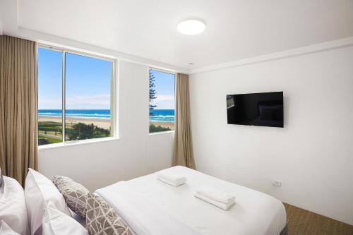 Llit o llits en una habitació de Truly Beachfront. Magnificent, one of a kind 3br