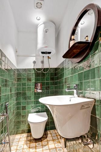 ムスーリーにあるSaffronStays Wilbury Homes - The Cheese Villaの洗面台とトイレ付きのバスルーム
