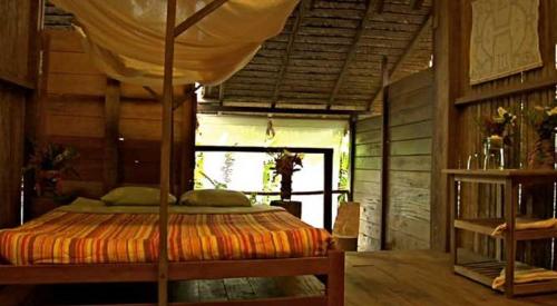 Un pat sau paturi într-o cameră la Inotawa Lodge