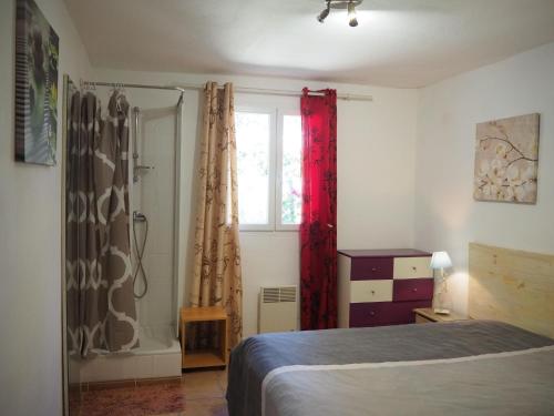 ヴェゾン・ラ・ロメーヌにあるHoliday homes, Vaison-la-Romaineのベッドルーム1室(ベッド1台、窓、シャワー付)