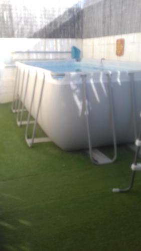 bañera grande con mesa y sillas en Maison avec piscine à Aigues Mortes, en Le Grau-du-Roi