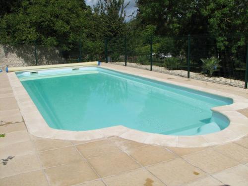 una gran piscina de agua azul en un patio en Chic Apartment in Segonzac with Swimming Pool, en Segonzac
