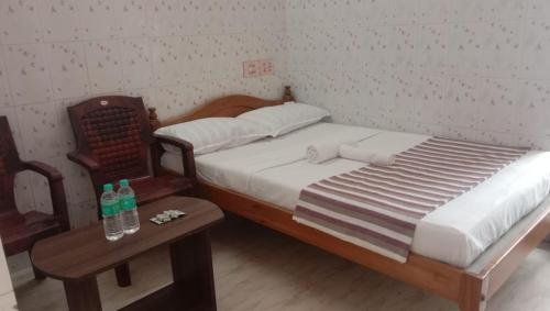 Cama ou camas em um quarto em Thiru Ramana lodge Tiruvannamalai