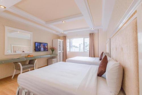 A bed or beds in a room at Dyn Hotel -18 Cao Ba Quat, Q1- by Bay Luxury