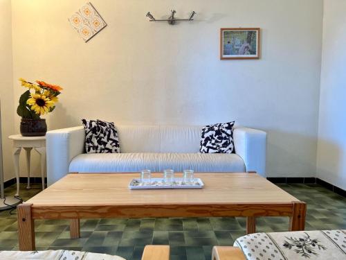 - un salon avec un canapé et une table basse dans l'établissement Charming gites in Lavandou walking distance to beach, au Lavandou