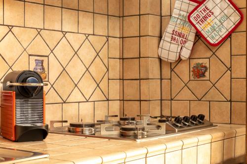 a kitchen counter with a stove top in a kitchen at Appartamento Libio Porto Torres in Porto Torres
