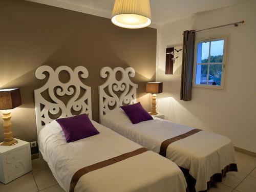 une chambre avec deux lits et une fenêtre dans l'établissement Villa in Lubéron with Private Pool, à Saint-Saturnin-lès-Apt