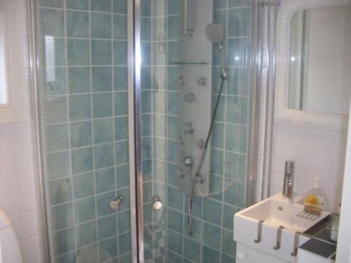 La salle de bains est pourvue d'une douche et d'un lavabo. dans l'établissement Augustas Bed & Breakfast, à Rättvik