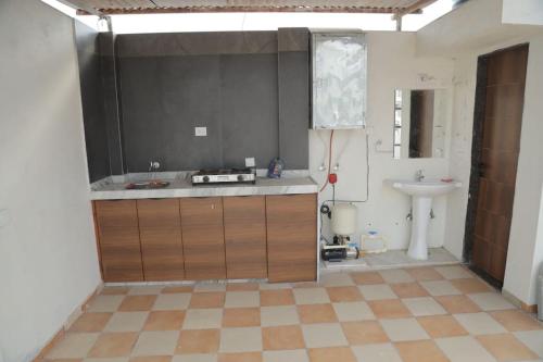 Gulmohar Homes في أودايبور: حمام مع حوض ومرحاض في الغرفة