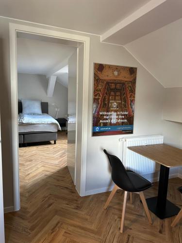 Pokój ze stołem, krzesłem i łóżkiem w obiekcie Apartment III FrauenbergBlick - DOM apartments Fulda w mieście Fulda