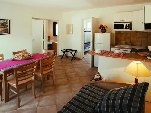 cocina y sala de estar con mesa y comedor en Lovely apartment in Borgo with shared pool en Borgo