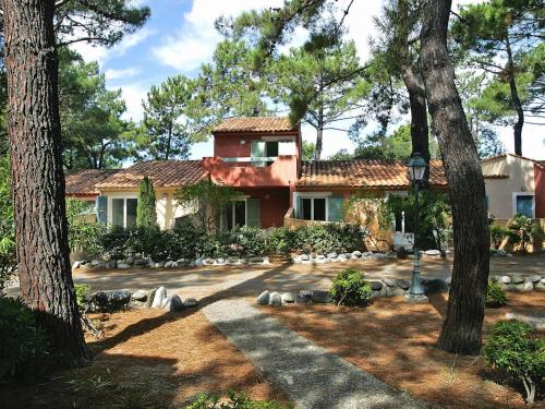 una casa in mezzo a un cortile con alberi di Lovely apartment in Borgo with shared pool a Borgo