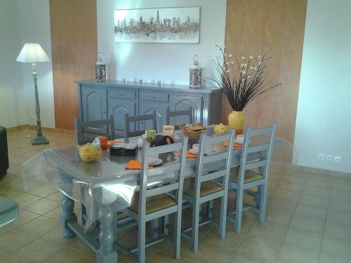 - une salle à manger avec une table, des chaises, une table et des chaises dans l'établissement Luxury Villa with Private Pool in Saint Victor de Malcap, à Saint-Victor-de-Malcap