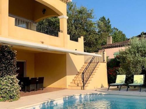 uma casa com piscina em frente a uma casa em Beautiful Villa in Vidauban with seasonal Pool em Vidauban