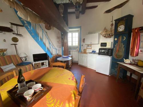 - une cuisine avec une table et un plateau de nourriture dans l'établissement Windmill in Cherrueix near Mont Saint Michel, à Cherrueix