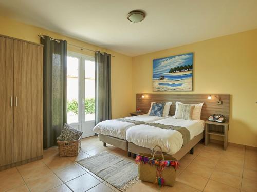 1 dormitorio con cama y ventana grande en Villa Domaine Les Forges 1 en Les Forges