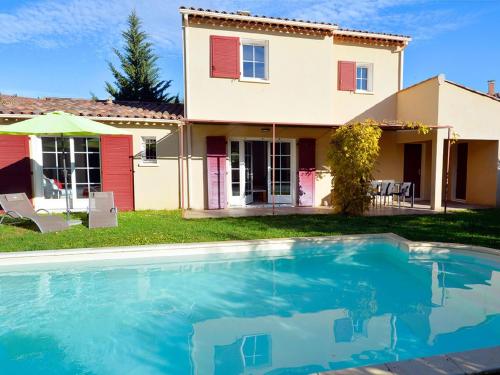 une maison et une piscine devant une maison dans l'établissement Villa in Provence with Private Pool, à Saint-Saturnin-lès-Apt