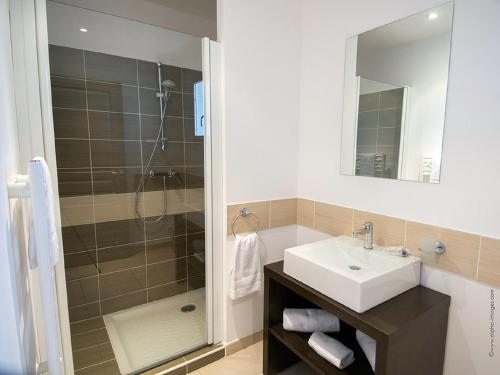 une salle de bain avec un lavabo et une douche dans l'établissement Villa in Provence with Private Pool, à Saint-Saturnin-lès-Apt