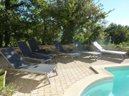 サン・ポール・トロワ・シャトーにあるInviting villa in Saint Paul trois Chateaux with poolのスイミングプールの横に座る椅子