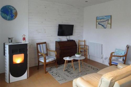sala de estar con sofá y chimenea en Holiday home in Criel sur Mer near sea en Criel-sur-Mer