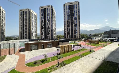 Blick auf eine Stadt mit hohen Gebäuden in der Unterkunft Business class apartments in Almaty in Almaty