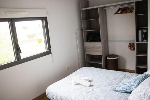 Ein Bett oder Betten in einem Zimmer der Unterkunft Duplex avec jardin - 2 parkings privés - 2 chambres