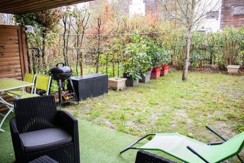 eine Terrasse mit Stühlen und einem Tisch und einigen Pflanzen in der Unterkunft Duplex avec jardin - 2 parkings privés - 2 chambres in Cornebarrieu