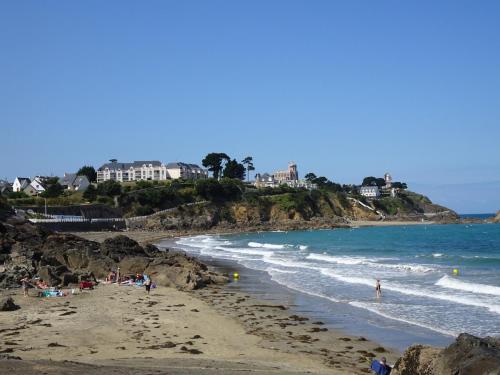 un groupe de personnes sur une plage près de l'océan dans l'établissement Modern semi detached house with terrace Saint Quay Portrieux, à Saint-Quay-Portrieux