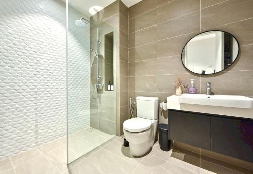 La salle de bains est pourvue de toilettes, d'un lavabo et d'un miroir. dans l'établissement OYO 90952 Quill Residences Kuala Lumpur by Oyo, à Kuala Lumpur