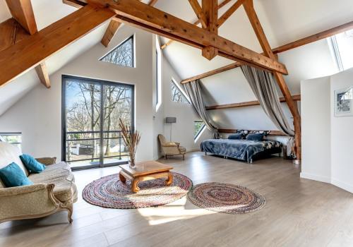 a large living room with a vaulted ceiling at Villa d'architecte avec Piscine proche Paris in Rochefort-en-Yvelines