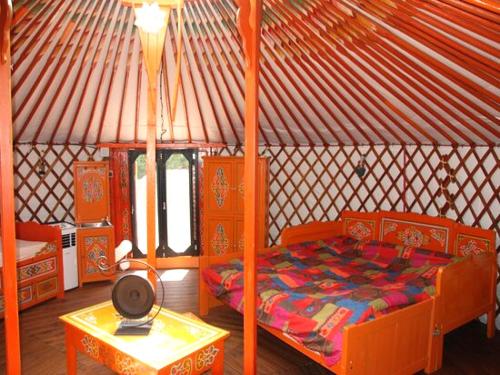 sypialnia w jurcie z łóżkiem i stołem w obiekcie Distinctive tiny house in Sarrians with terrace w mieście Sarrians
