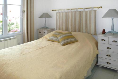 ein Schlafzimmer mit einem Bett, zwei Nachttischen und einem Fenster in der Unterkunft Holiday flat Cayeux-sur-Mer - NMD05008-P in Cayeux-sur-Mer