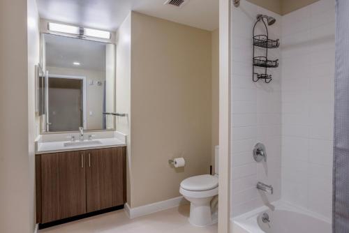 een badkamer met een toilet, een wastafel en een douche bij Back Bay studio w gym wd nr shopping BOS-868 in Boston