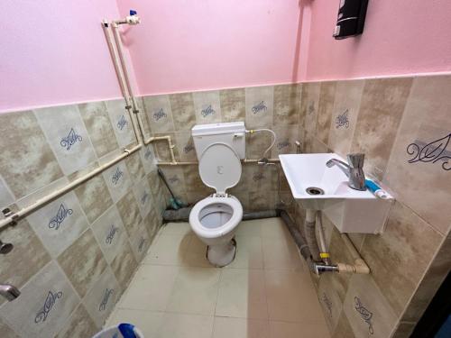 bagno con servizi igienici e lavandino di Munin's Guest House a Jorhāt