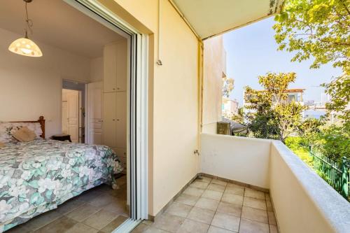 1 dormitorio con vistas a una cama y balcón en Beachfront Haven - Peaceful Seaside Retreat, en Avía