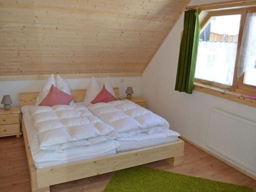 1 cama blanca grande en una habitación con ventana en Holiday home our little hunting lodge en Philippsreut