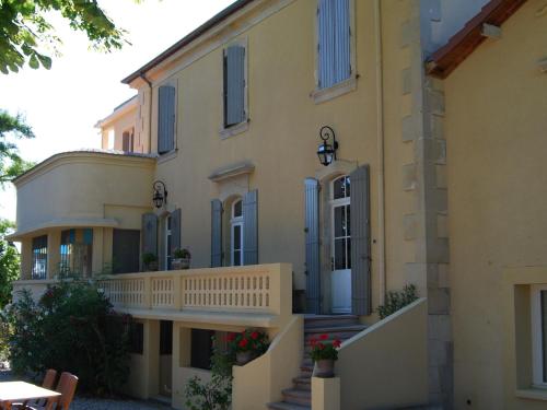 um edifício de apartamentos com uma varanda e um pátio em Lovely Cottage in Valr as with Swimming Pool em Valréas