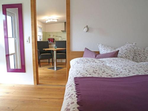 1 dormitorio con 1 cama y sala de estar con mesa en Holiday apartment Seimbergblick, en Brotterode