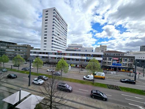 una ciudad con coches en una calle con edificios en Apartments EFDE GmbH, en Heilbronn